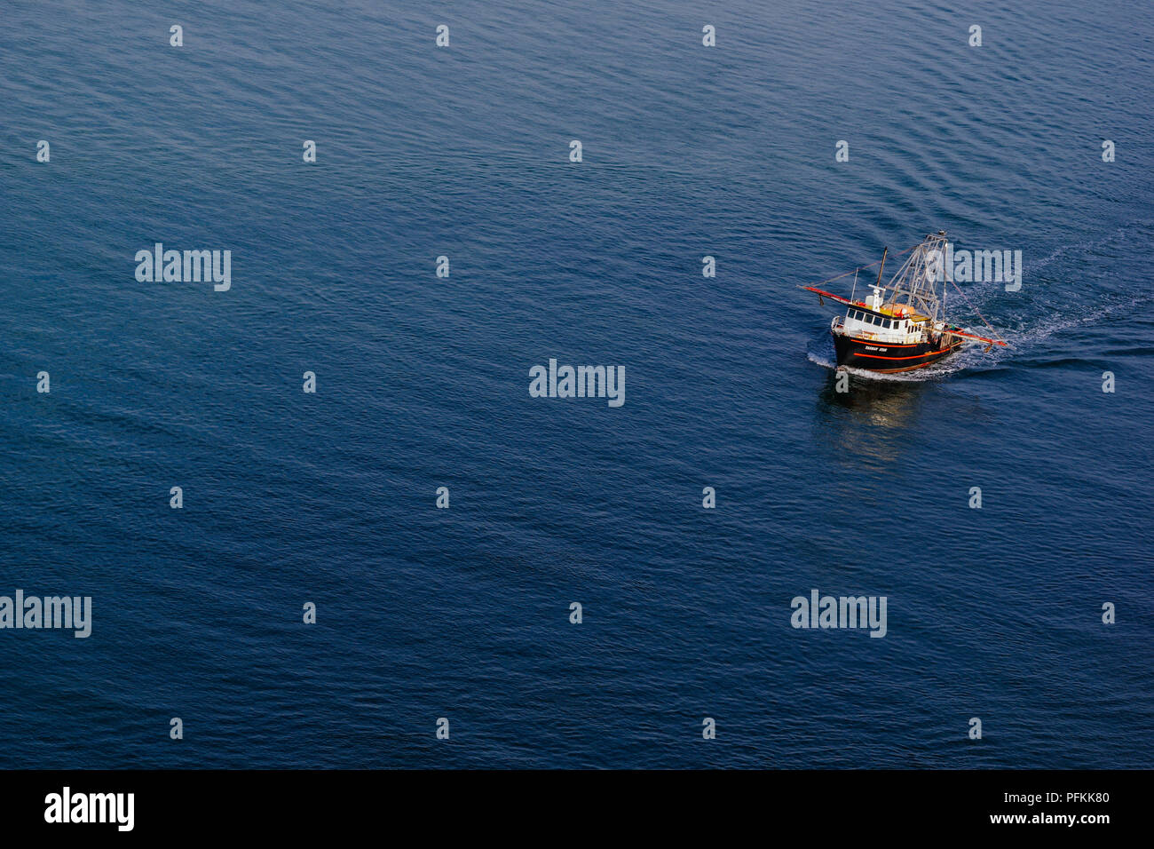 Kommerzielle Fischtrawler Position heraus zum Meer in der Tweed River in Australien Stockfoto