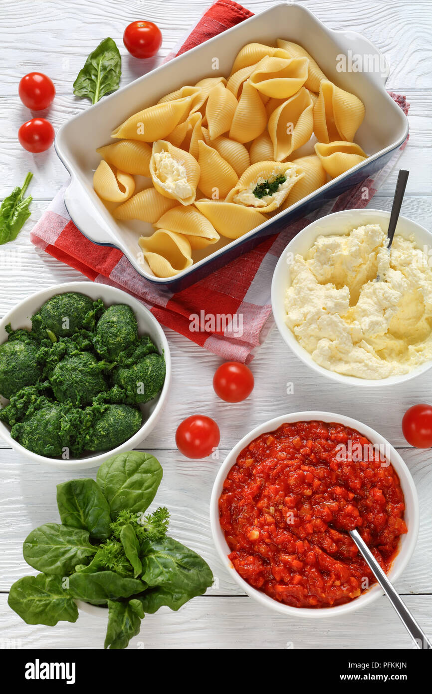 Große pasta Muscheln im Bilden zu gefüllt mit Käse und Spinat. Sauce ...