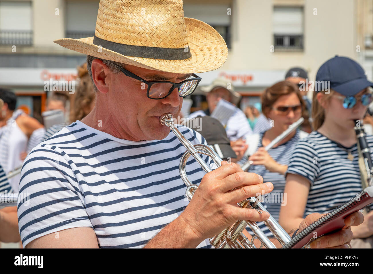 Parade der Riesen, Les Feste de Gayant, ein jährliches Festival der Riese als Symbol von Douai, wenn große Manikins Stockfoto