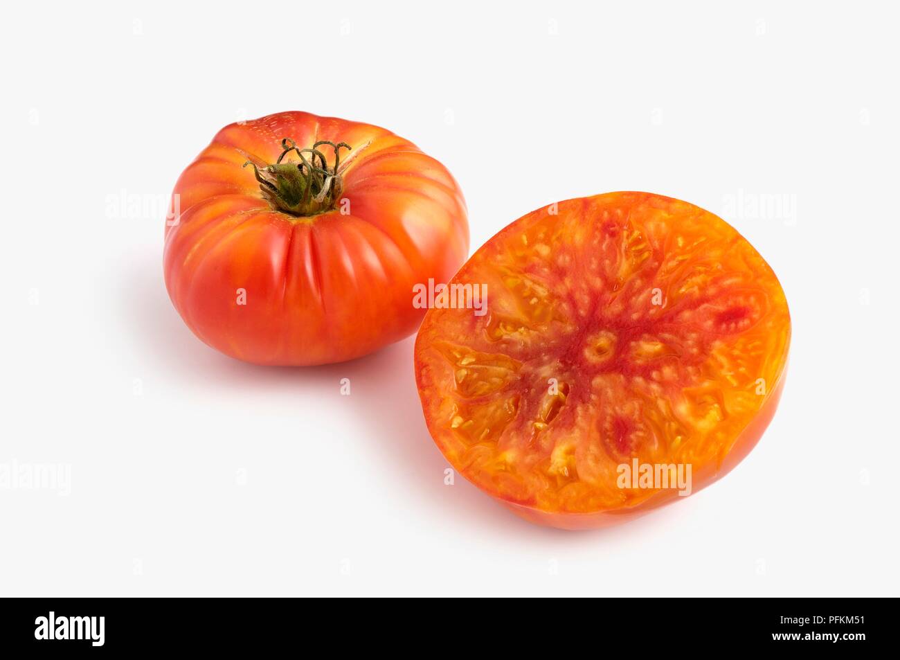 Ganze und aufgeschnittene Amerikanischen Hillbilly Kartoffel Blatt Tomate Stockfoto