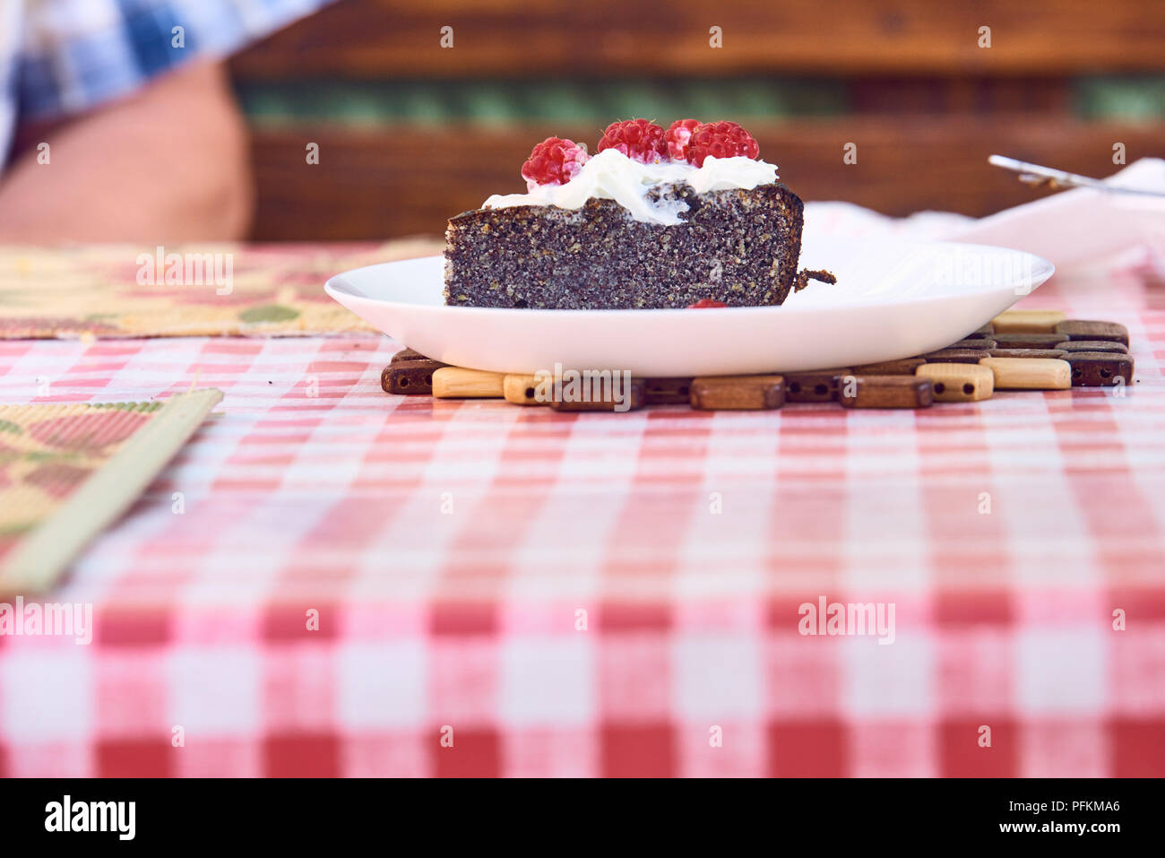 Mohn hausgemachte Kuchen mit Himbeeren und Sahne Stockfoto