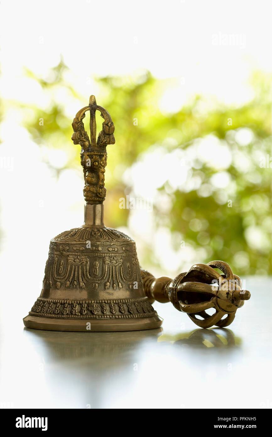 Messing Glocke und Dorje auf Tisch Stockfoto