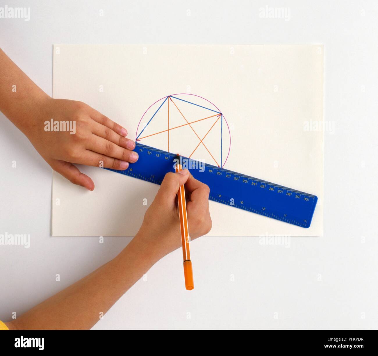 Boy's Hand zeichnen geometrische Formen auf Papier, mit Filzstift und Herrscher Stockfoto