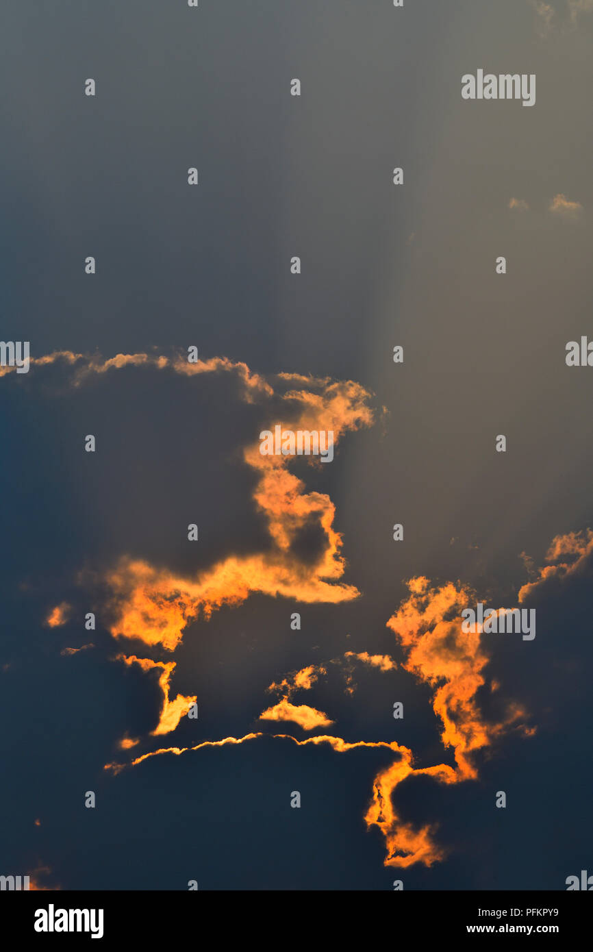 Eine Wolkenbildung in Alberta, Kanada mit einer untergehenden Sonne und Rauch aus der Nähe durch Waldbrände schaffen eine surreale Bild in den Himmel. Stockfoto