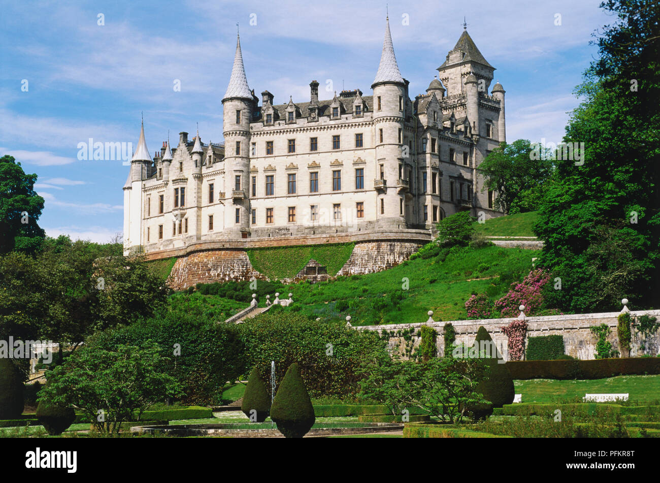 Großbritannien, Schottland, Perthshire, Golspie, Dunrobin Castle mit Blick auf die Gärten. Stockfoto