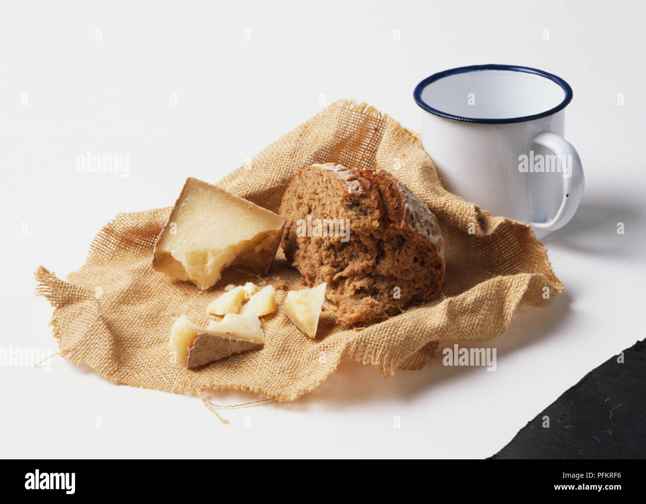 Brot und Käse auf einigen Musselin Tuch. Stockfoto