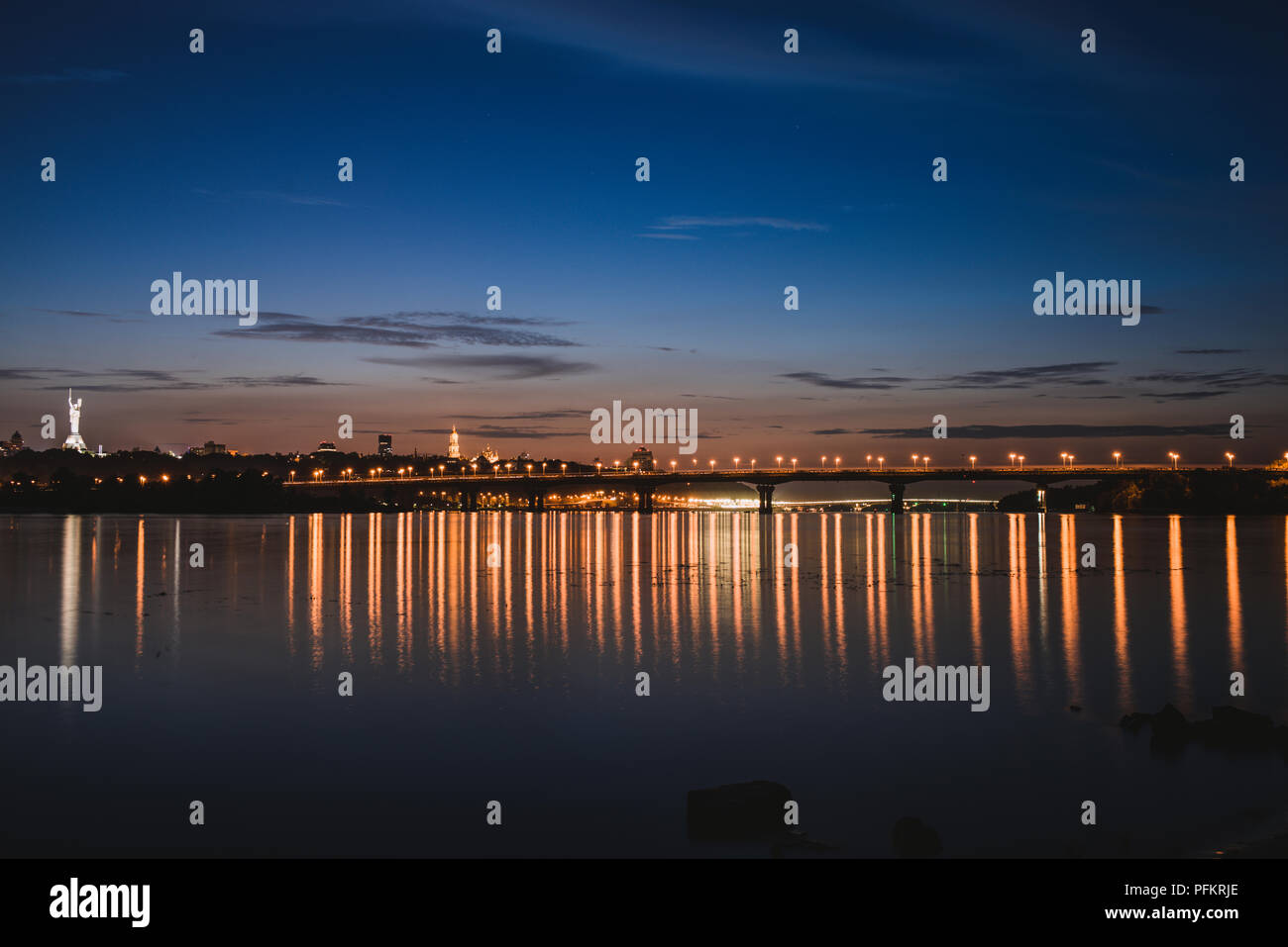 Panorama der Stadt Kiew in der Nacht. Kiew Links bank Skyline mit Paton Brücke über Fluss Dnepr Stockfoto