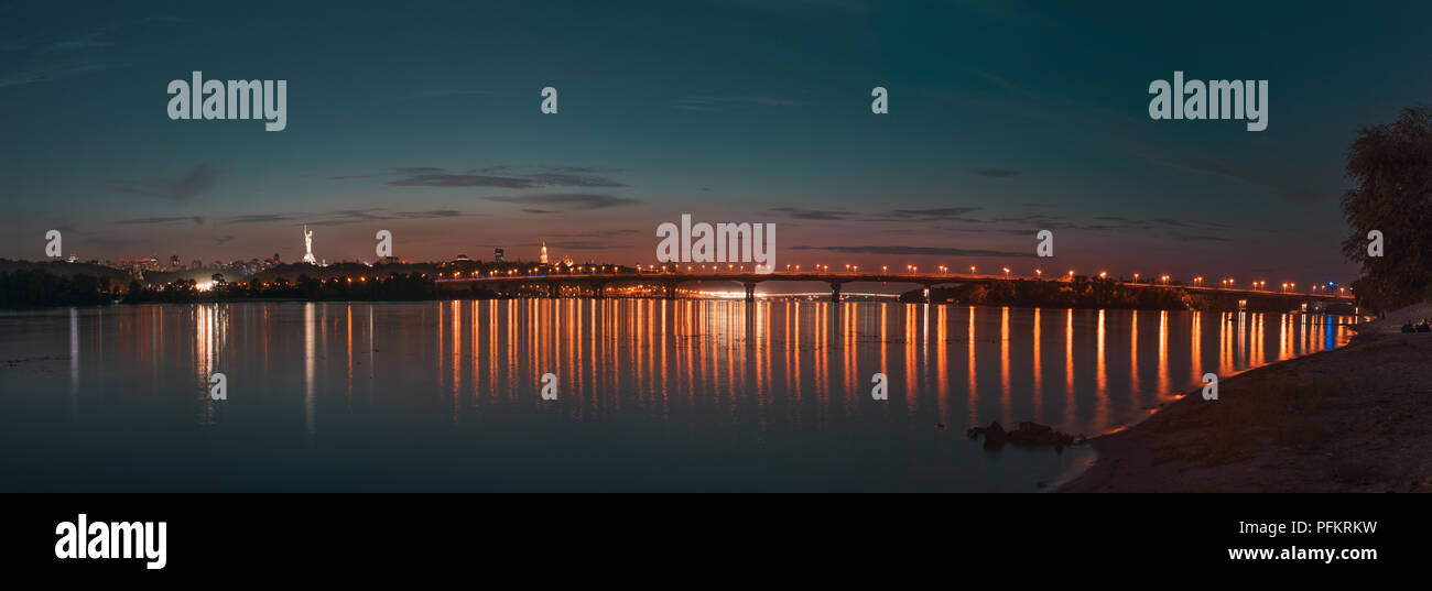 Panorama der Stadt Kiew in der Nacht. Kiew Links bank Skyline mit Paton Brücke über Fluss Dnepr Stockfoto