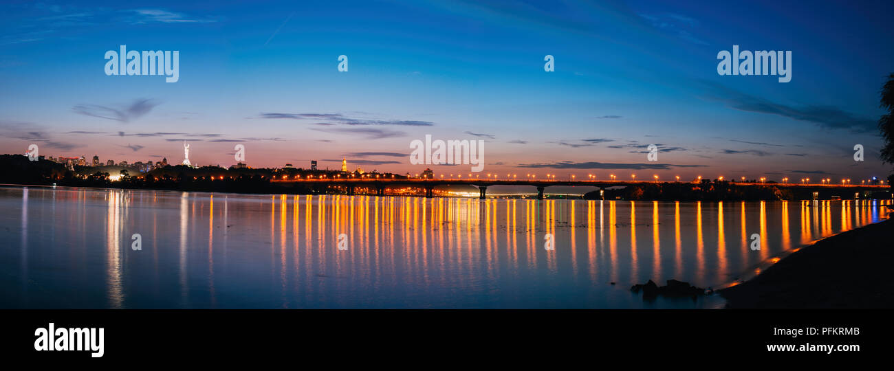 Panorama der Stadt Kiew in der Nacht. Kiew Links bank Skyline mit Paton Brücke über Fluss Dnepr Stockfoto