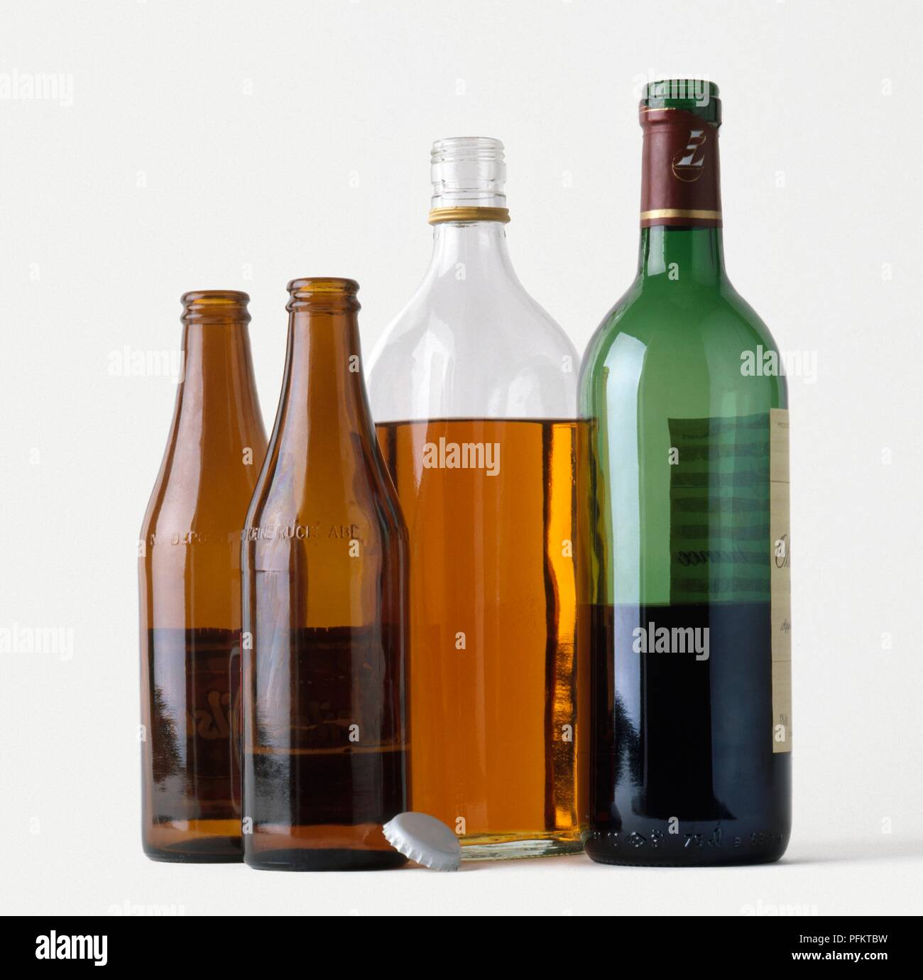 Bier und Wein Flaschen, die mit den Etiketten wandte sich von Anzeigen Stockfoto
