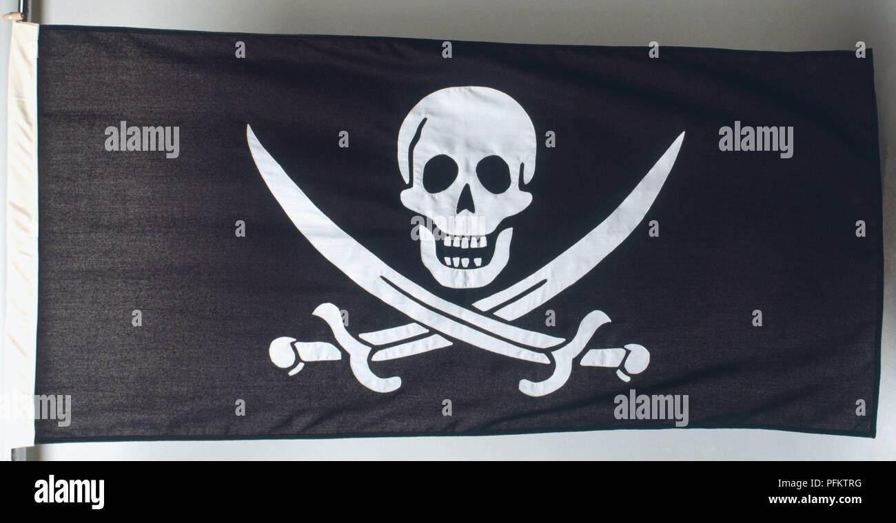 Totenkopf mit gekreuzten Knochen auf klassischen Piraten Flagge. Stockfoto