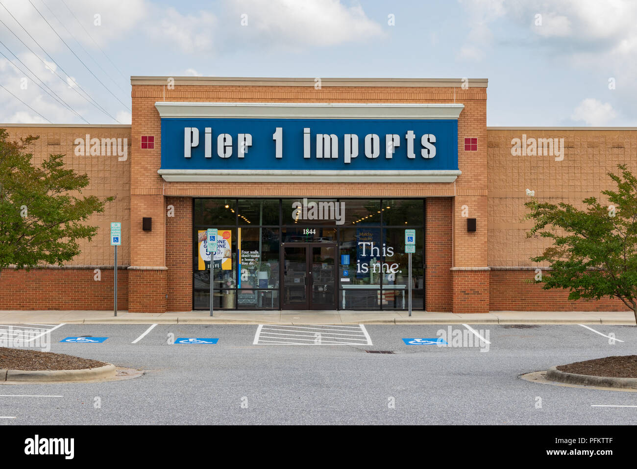 HICKORY, NC, USA-20 Aug 2018: Pier 1 Einfuhren Store, eine Kette in importierten home Möbel und Einrichtung spezialisiert hat. Stockfoto