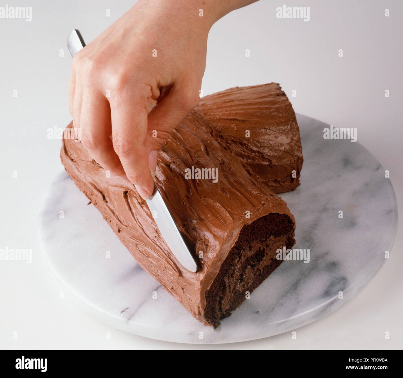 Mit Messer Schokolade auf Yule zu verbreiten anmelden Stockfoto