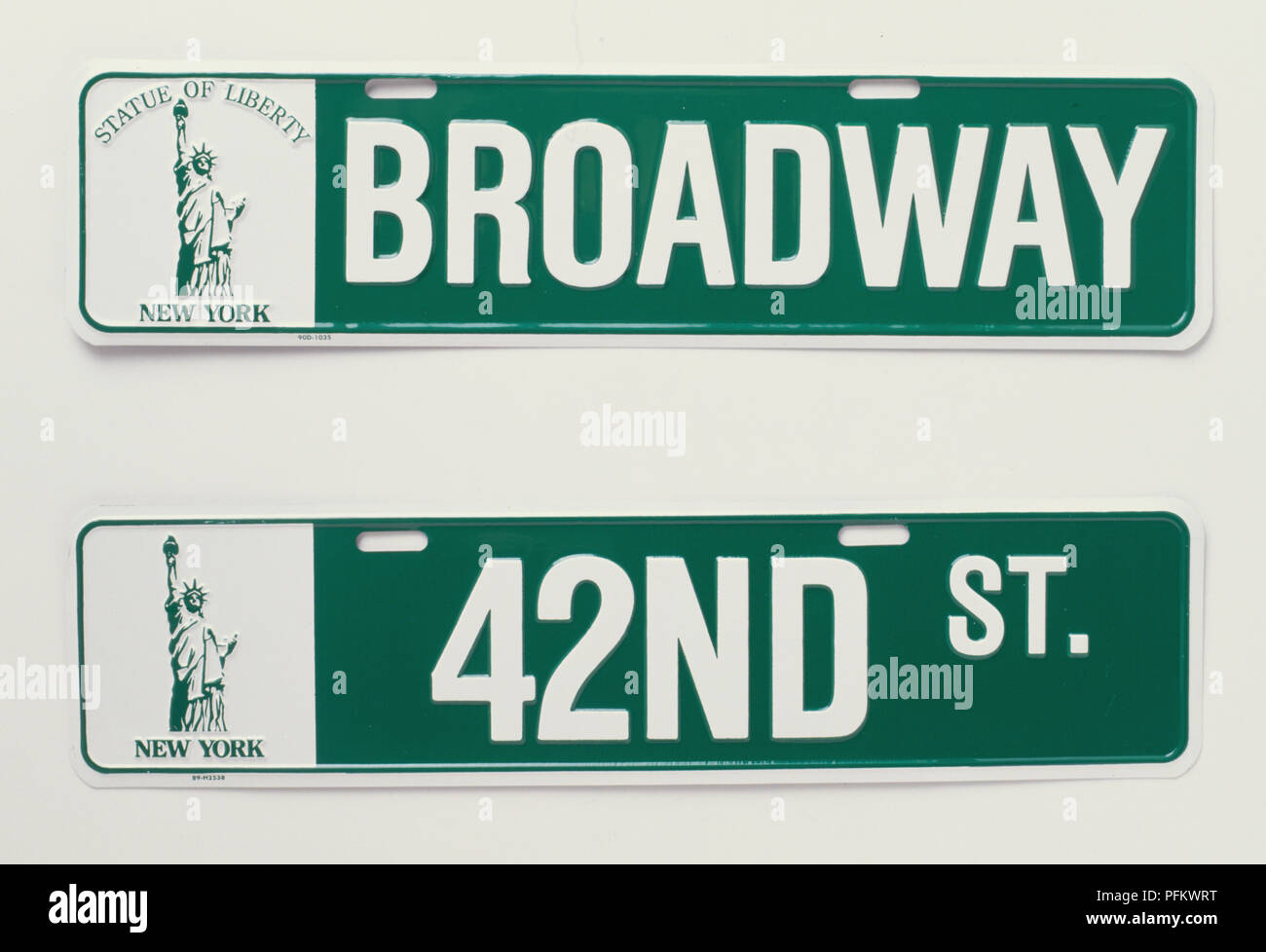 USA, New York City, street signs for 'Broadway' and '42nd St.' Stockfoto