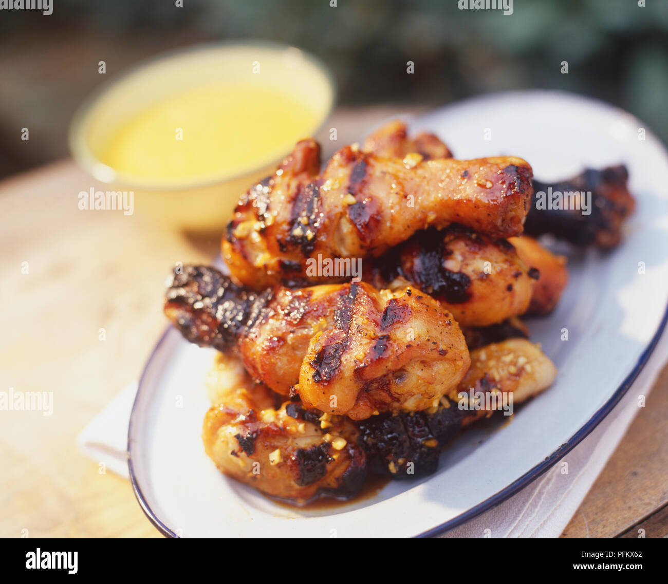 Close-up Honig Senf Chicken Drumsticks. Stockfoto