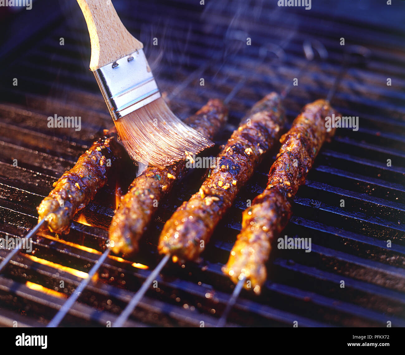 Verglasung Koriander Rindfleisch satays mit Honig Tamarinde, am Grill zubereitet Stockfoto