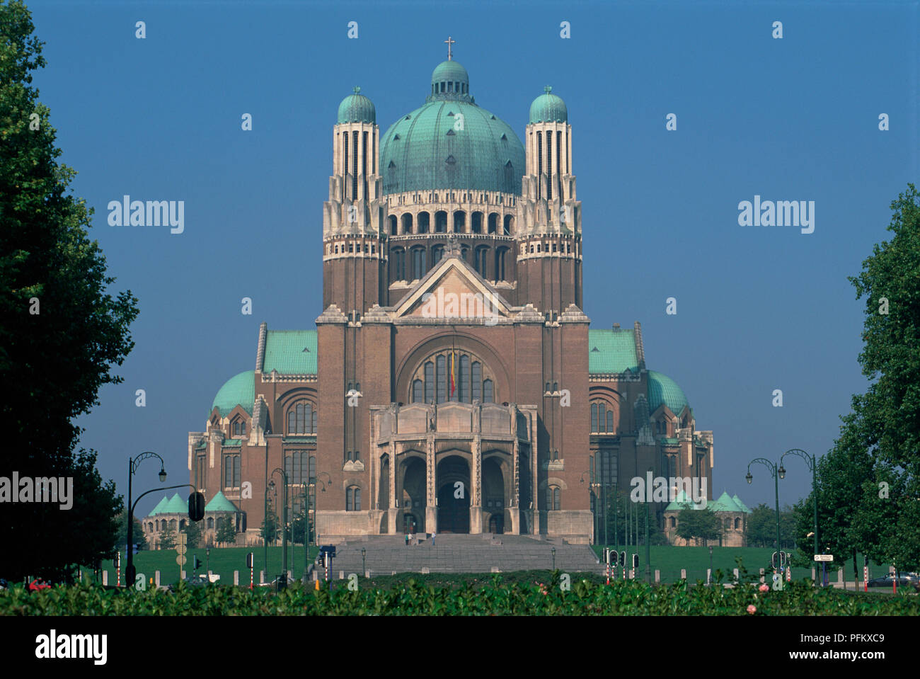 Belgien, Brüssel, Koekelberg, Basilique Nationale du Sacre-Coeur, Art déco Kirche mit großen kupfernen Kuppel Stockfoto