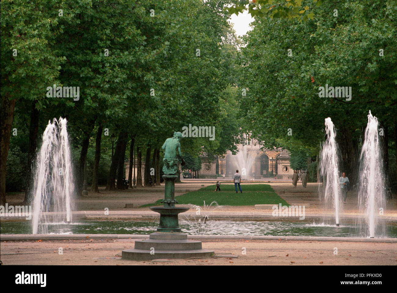 Belgien, Brüssel, Parc de Bruxelles, von Bäumen gesäumten Park mit Statuen und Springbrunnen. Stockfoto