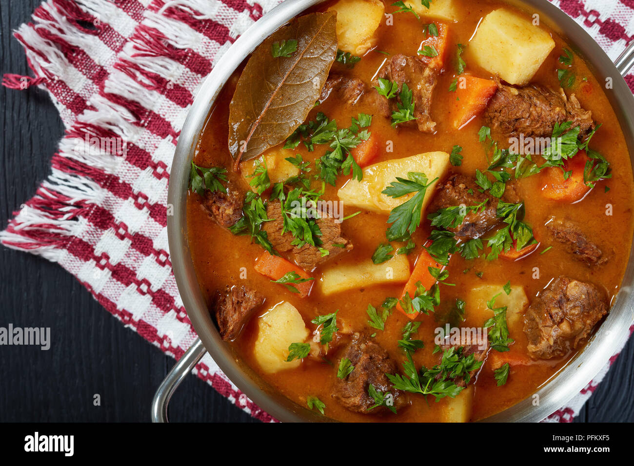 Rindfleisch Eintopf mit Kartoffeln und Karotten oder estofado de Carne in  eine Kasserolle, authentische Rezept, Ansicht von oben, close-up  Stockfotografie - Alamy