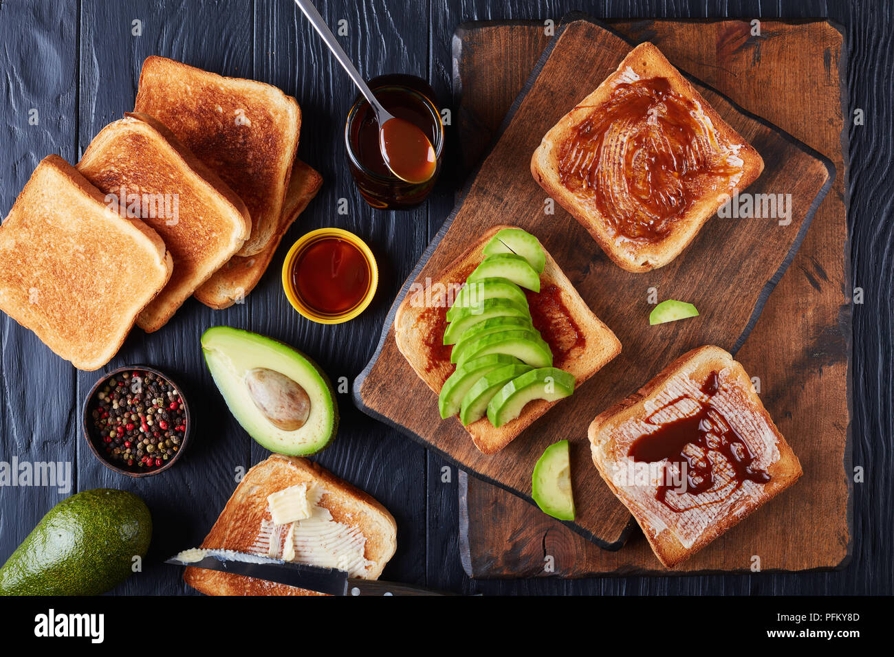 Herzhafte Toast zum Frühstück mit Butter, Avocado-, Scheiben und gesunde Lebensmittel verbreiten von übrig gebliebenen Brauereien Hefe mit Gemüse und Gewürze Extrakt, v Stockfoto