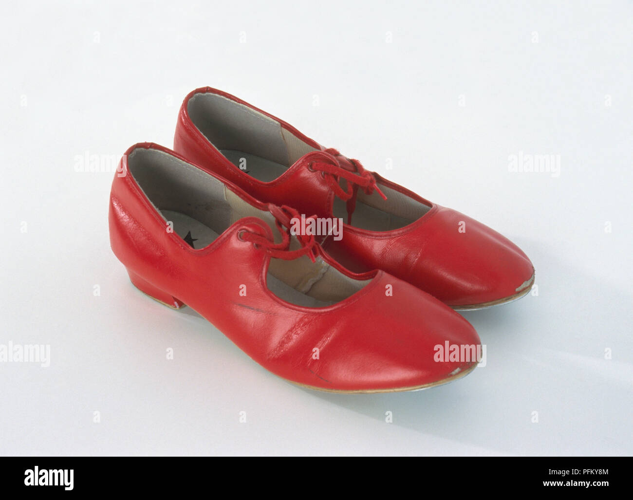 Paar rote Schuhe aus Leder tippen Stockfoto