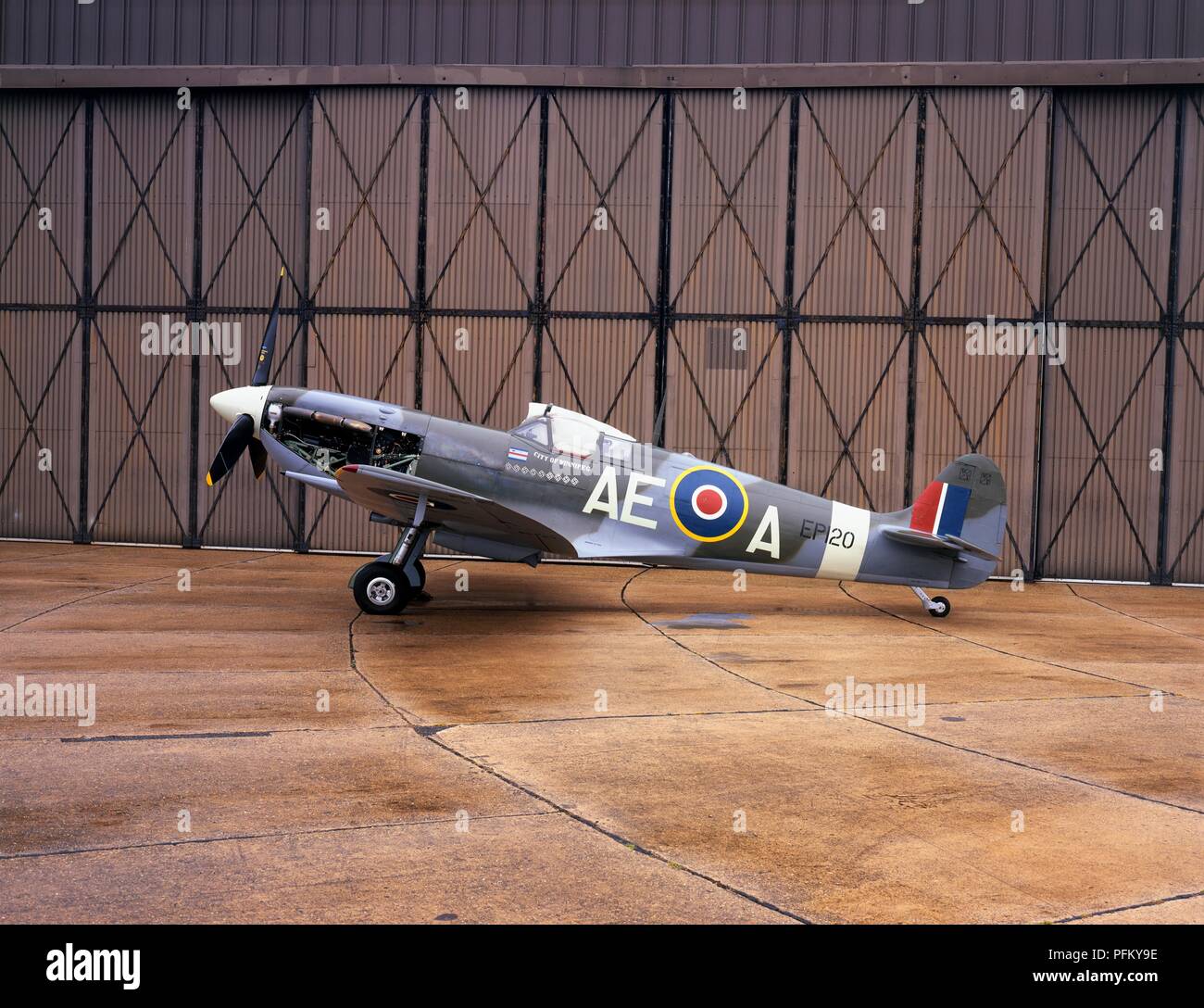 Supermarine Spitfire MK V außerhalb Hangar, Seitenansicht Stockfoto