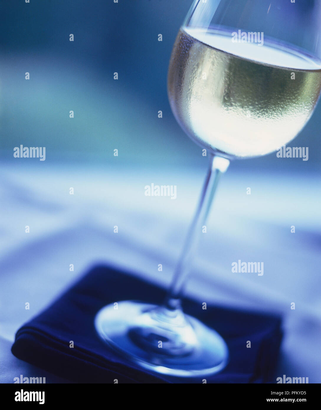 Abgewinkelt Bild von einem Glas Weisswein. Stockfoto