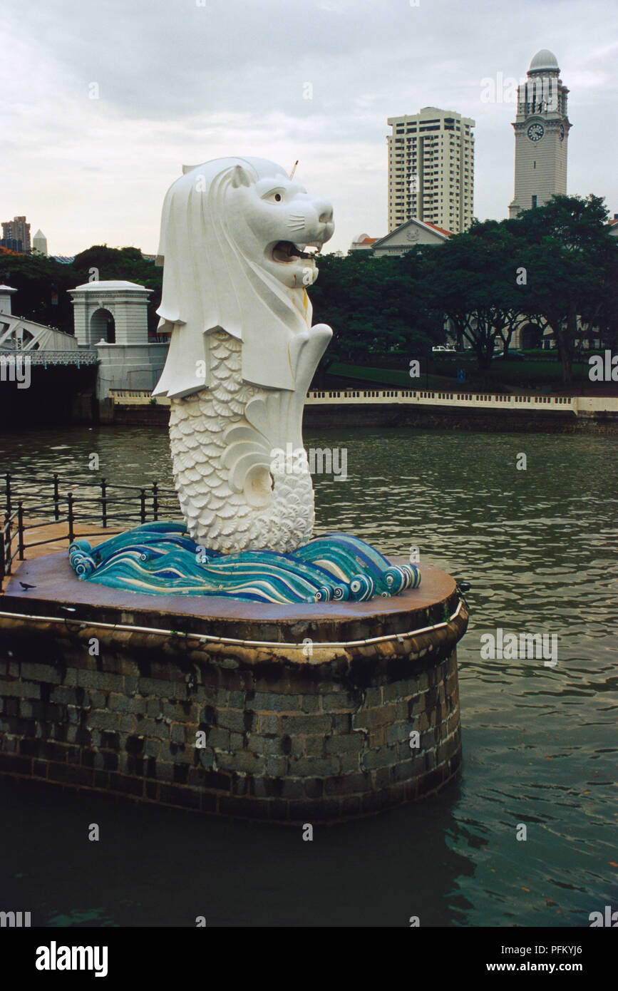 Singapur, Singapur Fluß, Stein Statue von Merlion, mythischen halb Fisch, halb Löwe, das Symbol von Singapur, die Bewachung der Singapore River in die Marina Bay öffnet sich. Stockfoto