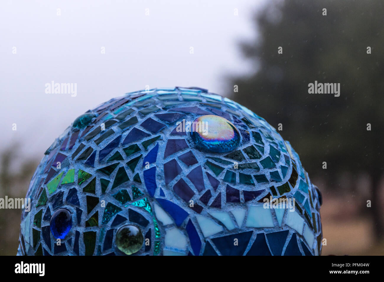 Nahaufnahme von Mosaik garten Kugel in Blau in Swirl Muster aus buntem Glas Fliesen, abstrakte Design Stockfoto