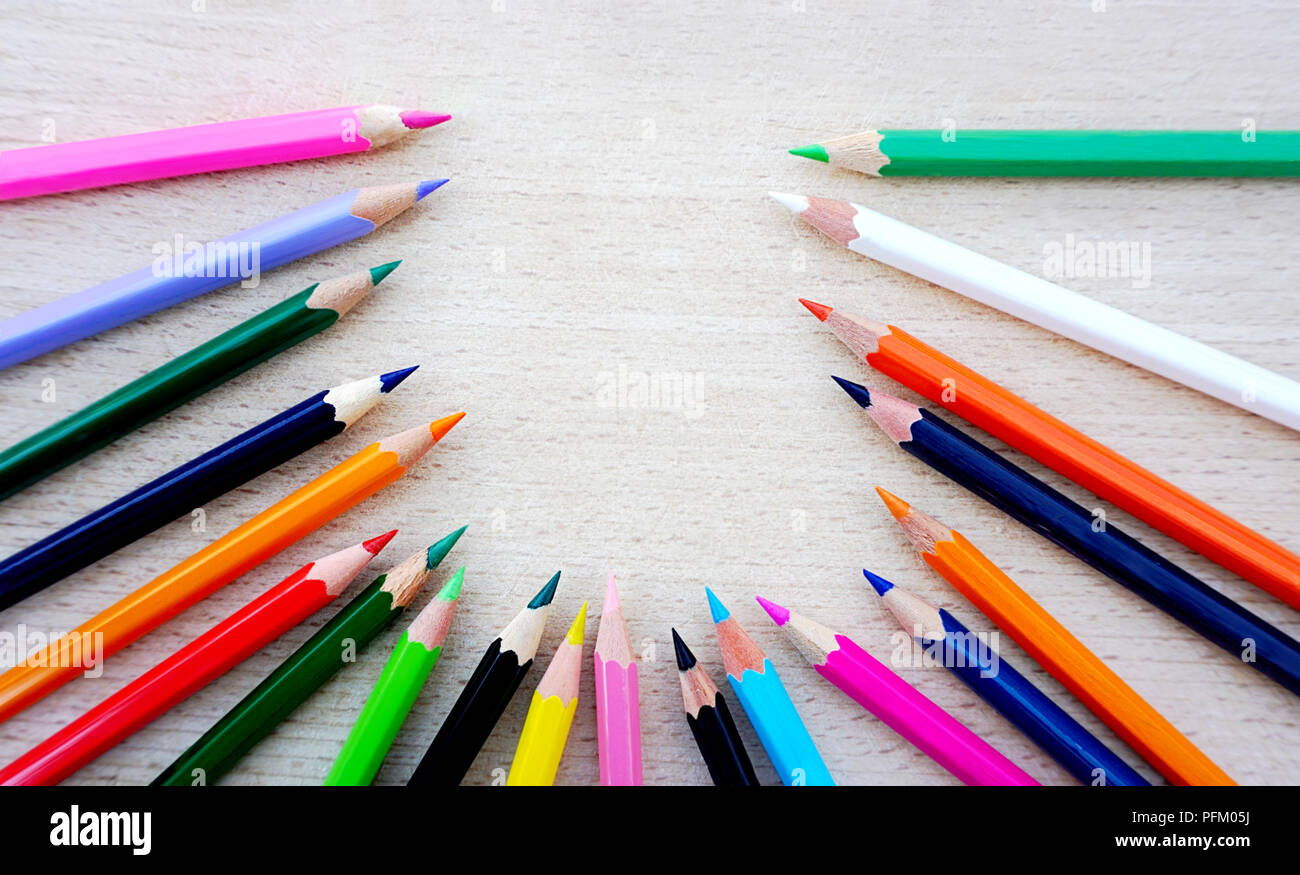 Kreide, Holz- Bleistifte in verschiedenen Farben auf dem natürlichen Holz Hintergrund. Lustige kunst und schule Konzept. Stockfoto