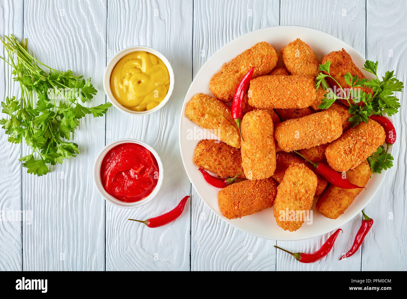 k-stliche-spanische-frittierte-kroketten-croquetas-auf-einem-wei-en