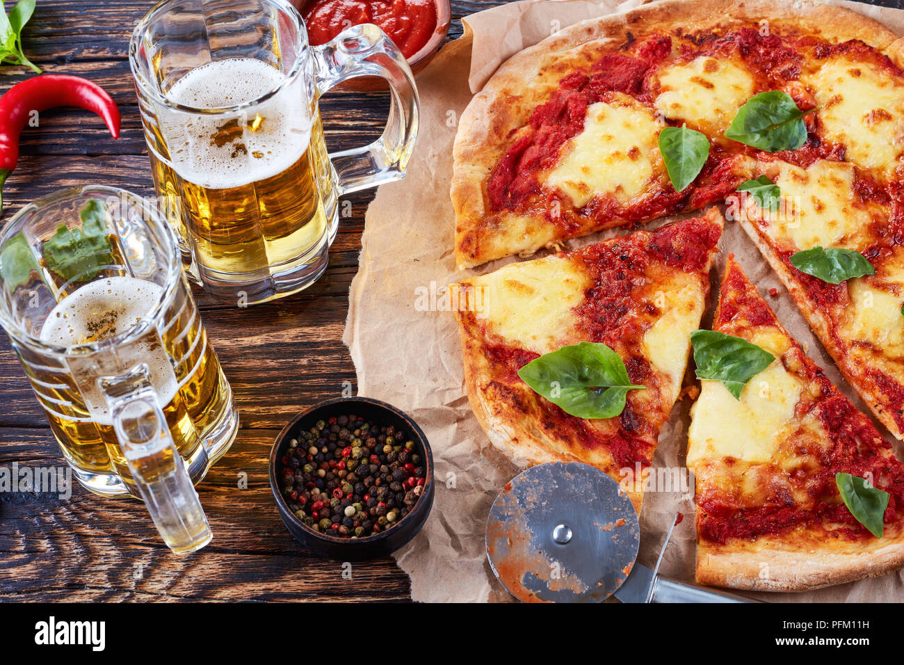 Klassische italienische Pizza Margherita in Scheiben geschnitten auf ...