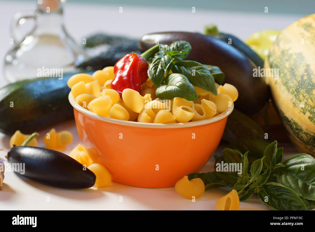 Die Zutaten für die Zubereitung von italienischen Pasta. Noch immer leben von Zucchini, patisson, Aubergine, Paprika, Knoblauch und Pasta. Stockfoto