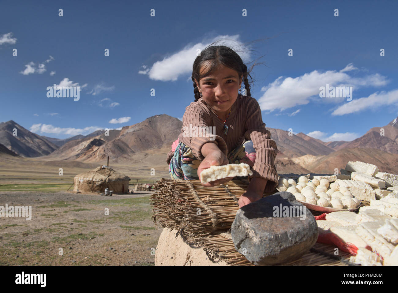 Kirgisische Mädchen Vorbereitung kaiymak Käse in der Pshart Tal, Tadschikistan Stockfoto