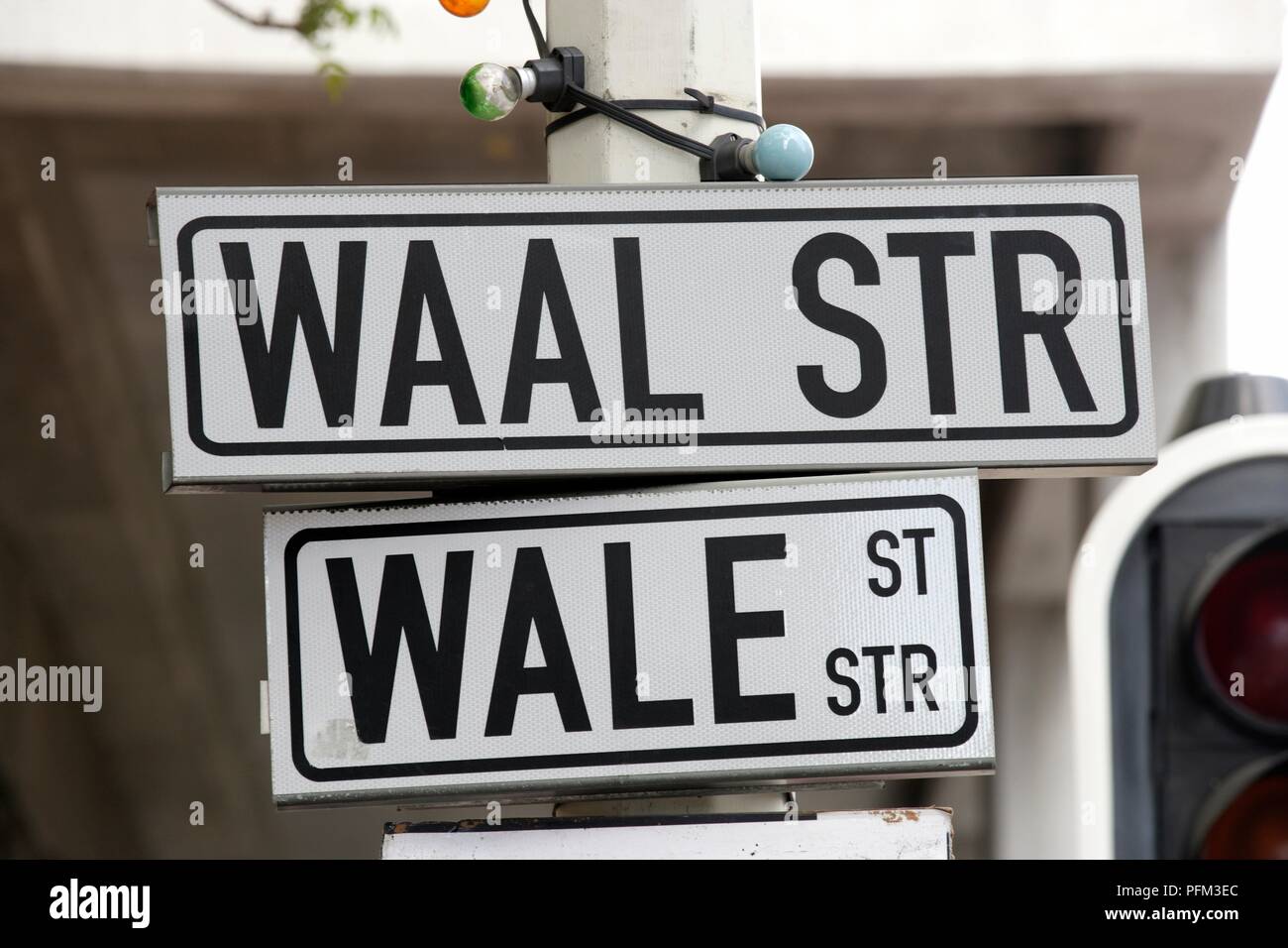 Südafrika, Kapstadt, Waalstraat (Wale Street), street sign in Afrikaans und Englisch Stockfoto