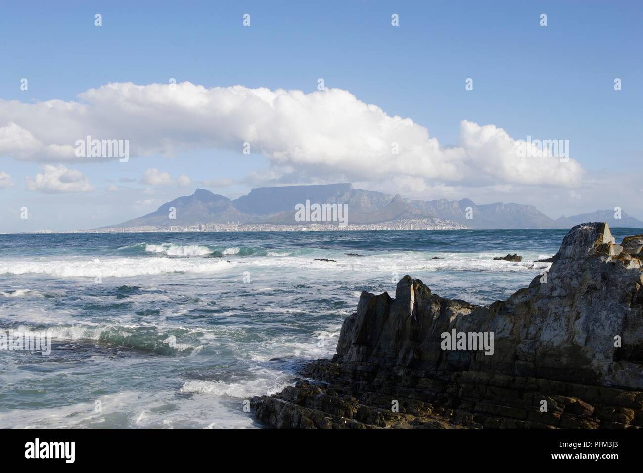 Südafrika, Robben Island, Blick auf Kapstadt und den Tafelberg Stockfoto