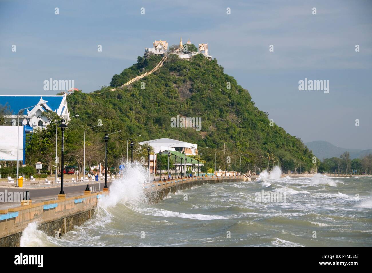 Thailand, Prachuap Khiri Khan Provinz Prachuap Khiri Khan, Wellen gegen Promenade der Stadt, Khao Chong Krajok (Spiegel Berg) im Hintergrund Stockfoto
