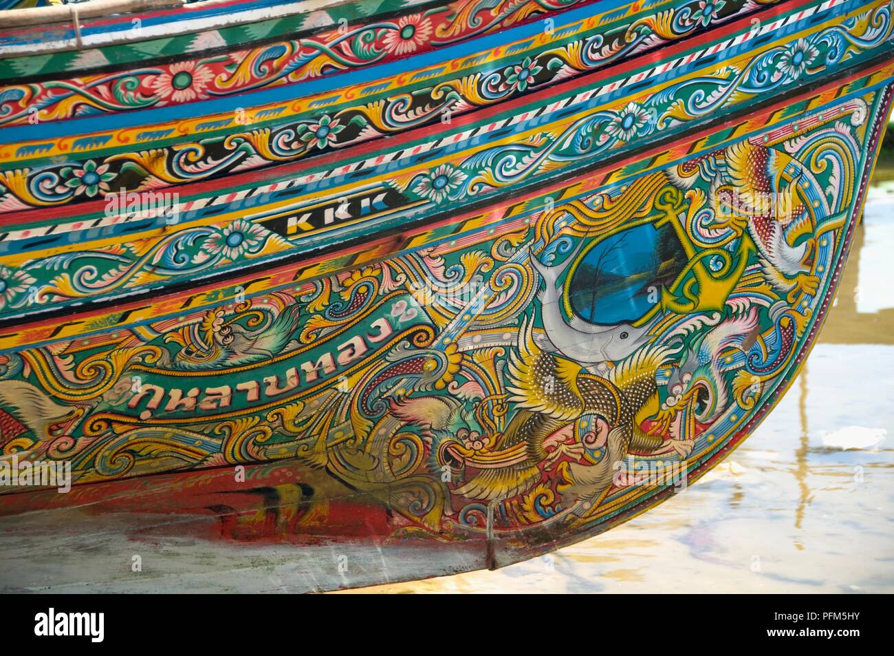 Thailand, Saiburi, lackiert Muster auf der Außenseite eines kolae Boot, close-up Stockfoto