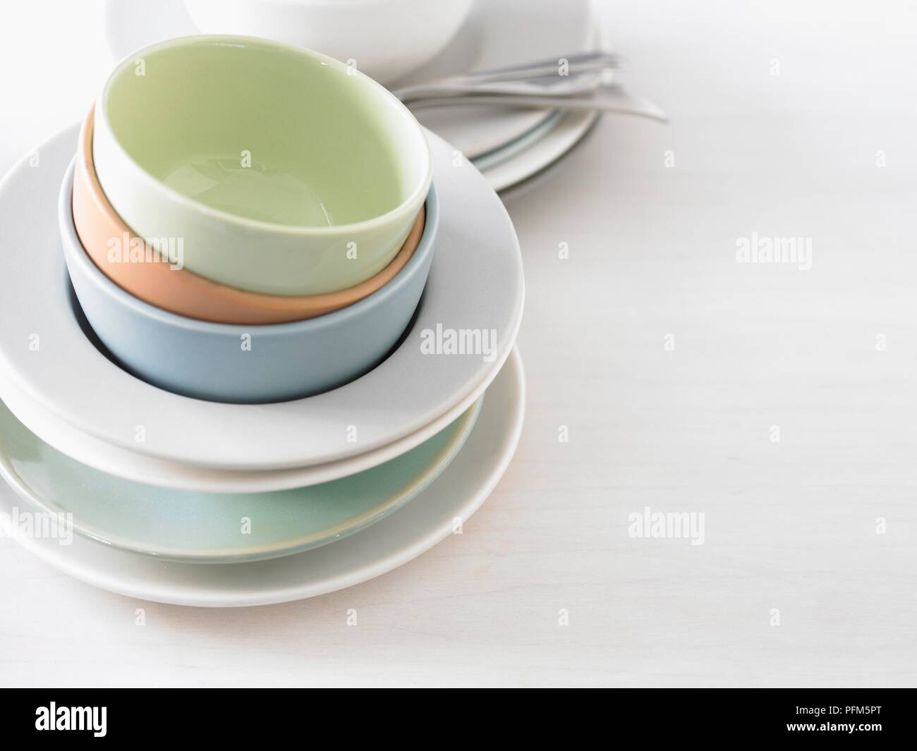 Stapel von Schalen und Schüsseln Suppe Stockfoto