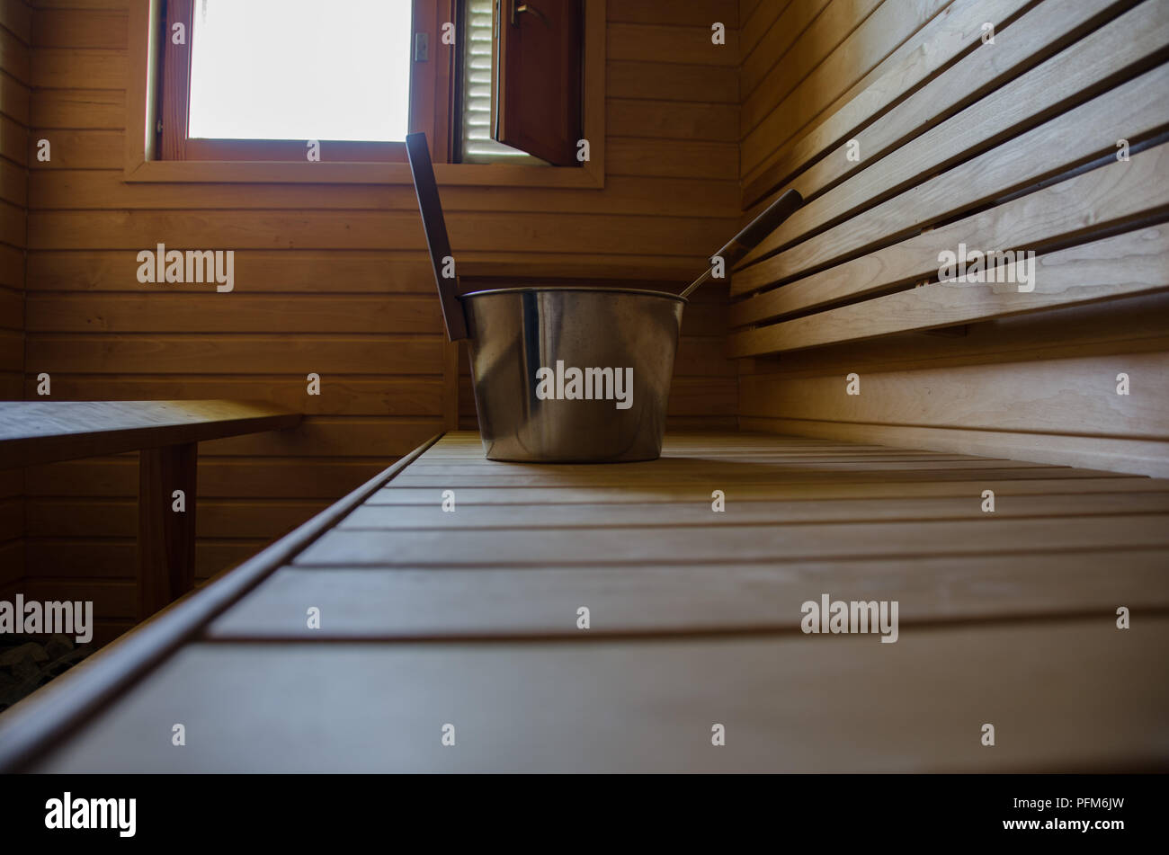 Sauna mit einem Fenster und einem Eimer Wasser auf die heißen Steine zu werfen. Stockfoto