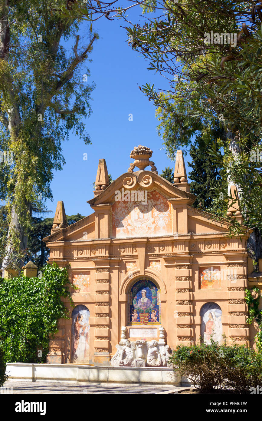 Wunderschöne Wand mit Gemälden und Skulpturen in der Real Alcazar Palast in Sevilla, Spanien Stockfoto