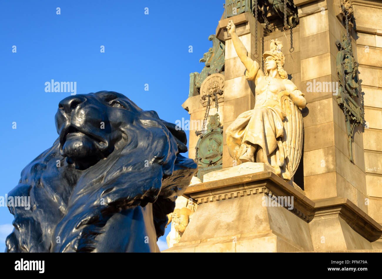 Lion Skulptur auf dem Denkmal von Christoph Kolumbus in Barcelona, Spanien Stockfoto