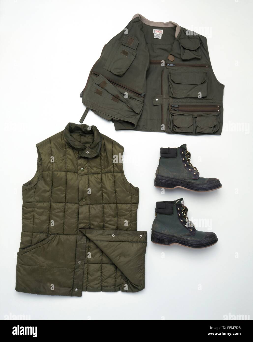 Kleidung für die Fischerei, einschließlich gefütterte Jacke, Jacke mit Taschen und Stiefel Stockfoto