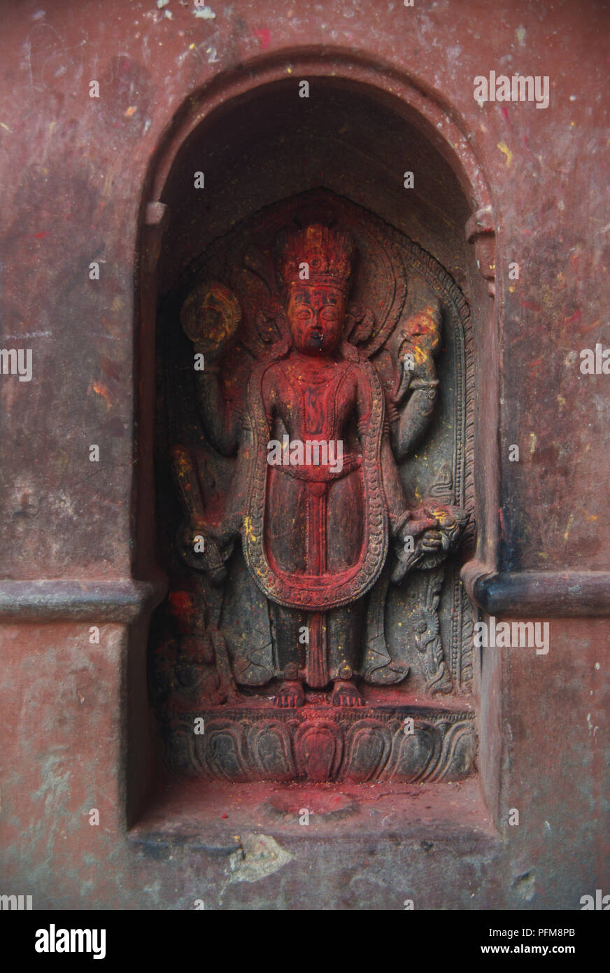 Farbstoff - überdachte Statue am Changunarayan Tempel, die in der Liste des Welterbes, nördlich von Bhaktapur beigefügt ist. Stockfoto