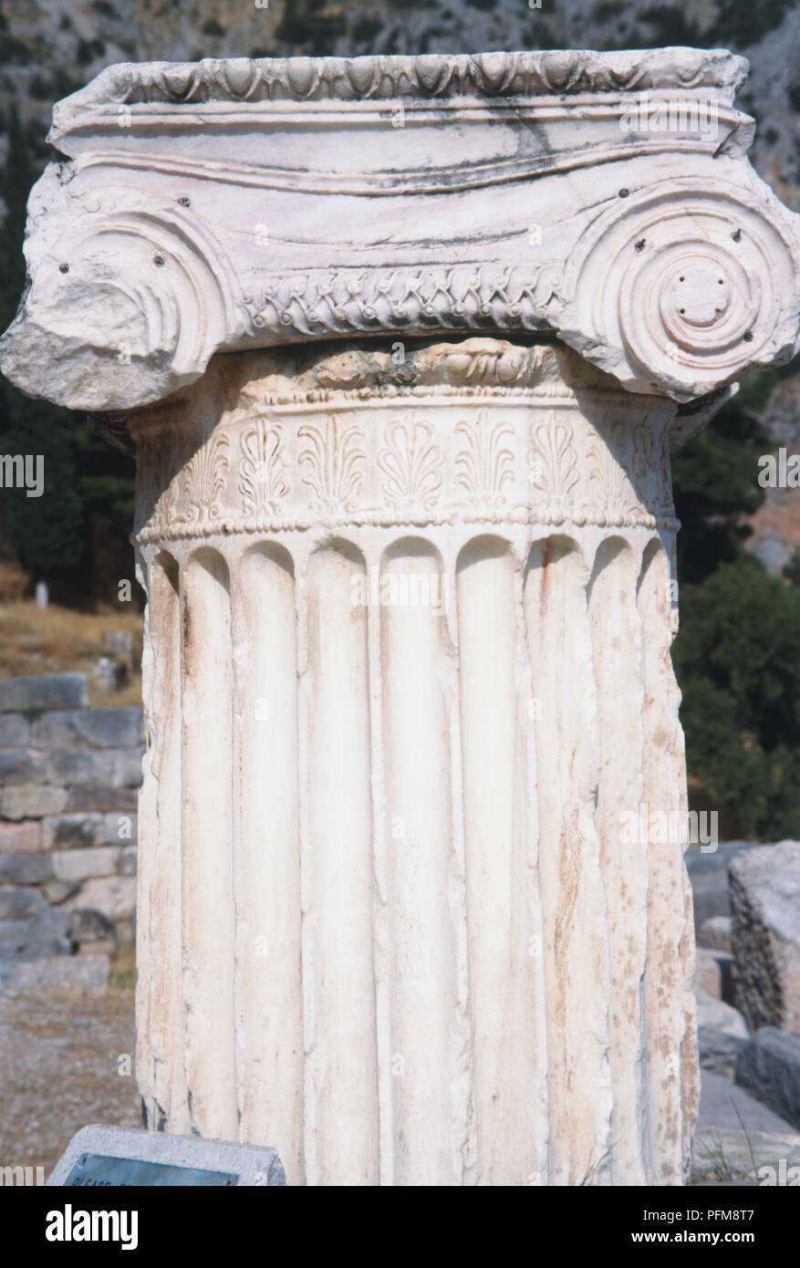 Im oberen Bereich mit einer Steinsäule in Delphi. Stockfoto