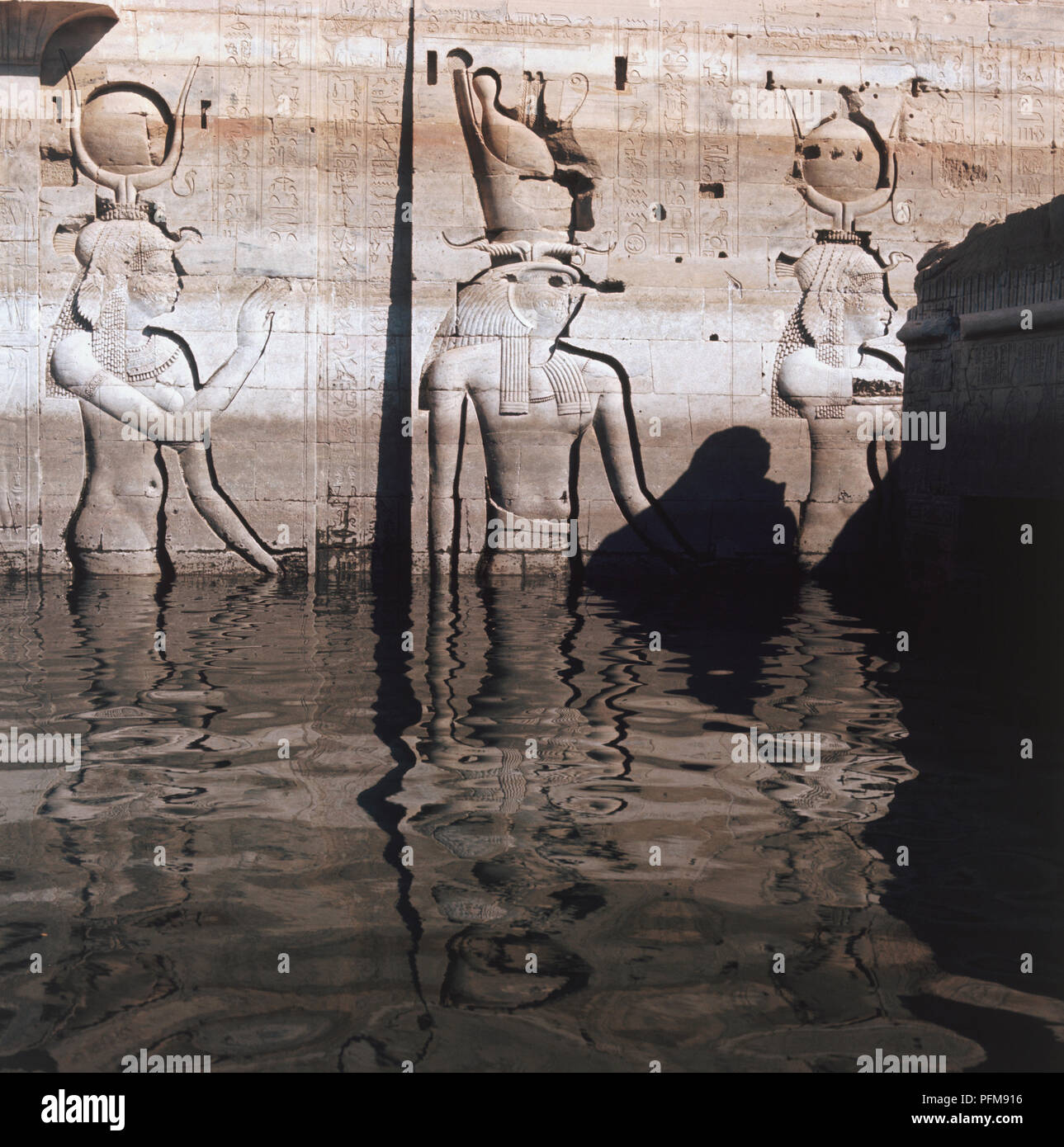 Ägypten, Philae, der Tempel der Isis, Detail der Gottheiten teilweise eingetaucht in Wasser als Ergebnis des Nil steigende Wasser, durch den Assuan-staudamm verursacht. Die gesamte Website wurde von raumflutungsanlage dank einer internationalen Kampagne, die von der UNESCO zum gespeichert. Stockfoto