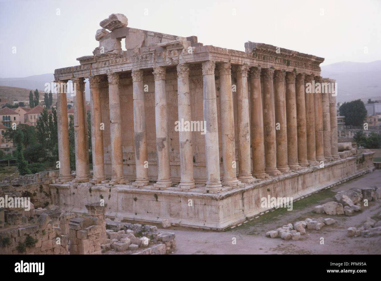Libanon, Bacchus Tempel, der Kleine Tempel, die in der ersten Hälfte des zweiten Jahrhunderts N.CHR. erbaut, in den Ruinen von Baalbek, Libanon größten römischen Schatz. Stockfoto