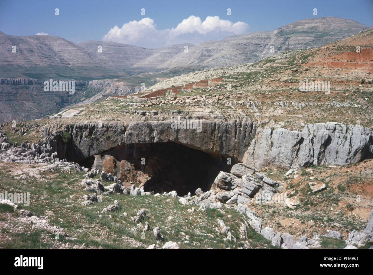 Dramatische Landschaft, mehrschichtige hängen und natürlichen Mamluke Zeitraum Brücke geschnitzt von den Felsen mit dem Hund Fluss, Nahr el Kelb, sprudelnd durch die Felsen darunter, Libanon. Stockfoto