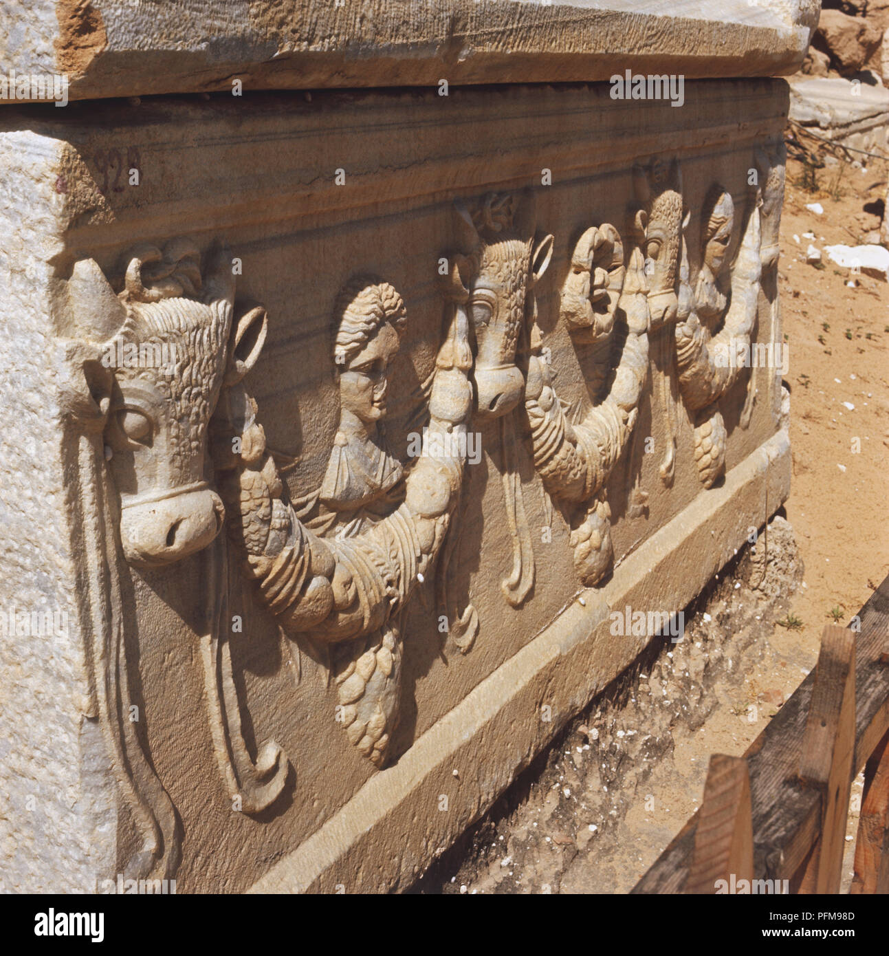 Libanon, Reifen, Seitenansicht eines steinernen Sarkophag, Stein Sarg, der Nekropole im Jahr 1962 ausgegraben. Die Ausgrabungen ergaben vielen verzierten Stein und Marmor Sarkophage der Römischen und Byzantinischen Zeit. Stockfoto