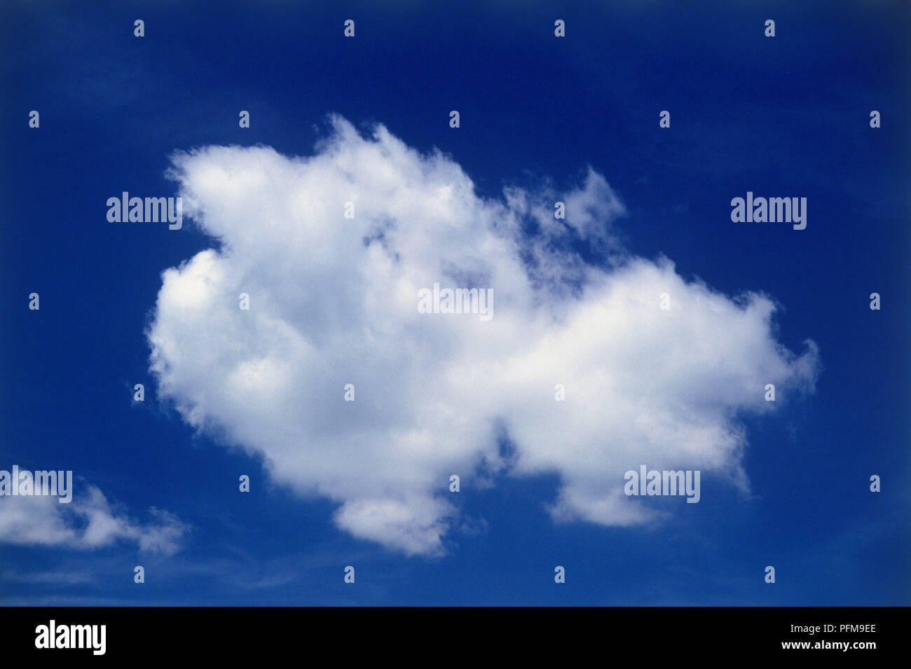 Cumulus cloud gegen den blauen Himmel. Stockfoto